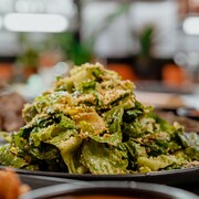 Une salade César dans une assiette.