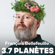 François Bellefeuille a des fleurs dans les cheveux.