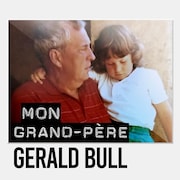 Sarah-Jane Bull, enfant, dans les bras de son grand-père Gerald Bull.