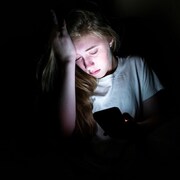 Une jeune femme en détresse sur son téléphone.