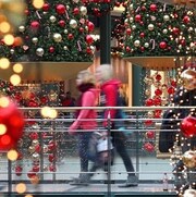 Des gens marchent dans un centre commercial.