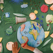 Une enfant dessine la planète Terre.