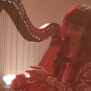 Emilie Kahn à la harpe.