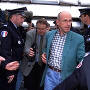 Il est arrêté par la police.