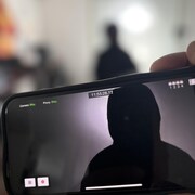 La silhouette anonyme du jeune homme sur un écran.