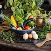 Fruits, légumes, œufs, herbes et aromates, miel et bière, en plus de la viande, des poissons et des fruits de mer : on ne manque de rien dans la région.