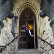 Anthony Rota ouvre une porte du parlement à Ottawa.