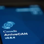 L'application ArriveCAN sur l'écran d'un téléphone.