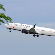 Un avion de la compagnie Air Canada dans le ciel. 