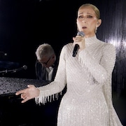 Céline Dion chante à la cérémonie d'ouverture des JO de Paris.