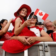Une jeune fille tient un drapeau du Canada à l'occasion de la fête du 1er juillet 2023, à Ottawa.