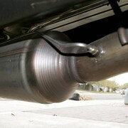 Un convertisseur catalytique sous une voiture