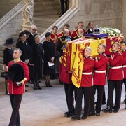 Le cercueil de la reine transporté jusqu'à Westminster Hall.