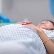 Une femme enceinte est allongée sur une table d'opération.