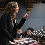 Christine Labrie, lors d'une période de questions à l'Assemblée nationale le 5 décembre 2023.