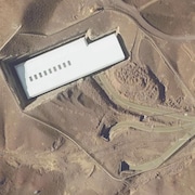 Image satellite d'un seul batîment entouré de routes et d'entrées de tunnels.