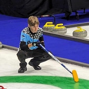Gabriel Hurens analyse la situation sur la glace de curling.