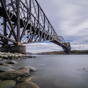 Vue sur le pont de Québec et le pont Pierre-Laporte.