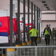 Des employés de Postes Canada dans un entrepôt le 17 décembre 2024.