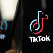Le logo de TikTok sur un téléphone.