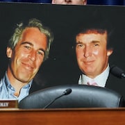 Dans une salle du Congrès, un élu brandit une photo où on voit Jeffrey Epstein et Donald Trump côte à c^te.