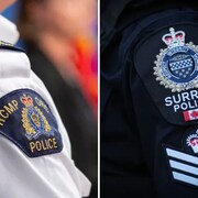 Un montage de deux photos. D'un côté, une chemise avec le logo de la GRC et de l'autre une chemise avec le logo de la Police de Surrey.