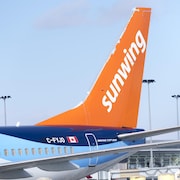 Un avion de Sunwing à l'aéroport de Montréal le 2 mars 2022.