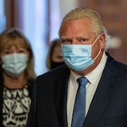 Le premier ministre de l'Ontario, Doug Ford, accompagné de ses ministres Christine Elliott et Sylvia Jones.