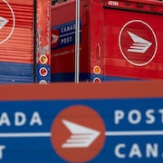 Des camions de Postes Canada.