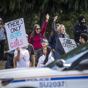 Des manifestants présents au rassemblement 1 Million March 4 Children à Surrey, en Colombie-Britannique, le 20 septembre 2023.
