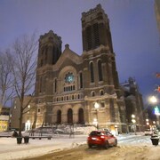 L'église Saint-Roch de nuit un soir de décembre. Il y a de la neige au sol.