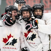 Jakob Pelletier (au centre) s'est taillé au poste au sein de l'équipe canadienne au terme du camp de sélection de cinq jours qui s'est déroulé à Calgary