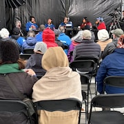 Les collaborateurs et invités de l'émission assis devant le public.