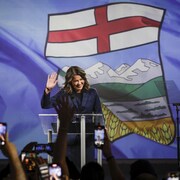 La cheffe du Parti conservateur uni de l'Alberta, Danielle Smith, salue la foule lors de son discours de victoire, à Calgary, le lundi 29 mai 2023.