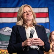 La chef du Nouveau Parti démocratique de l'Alberta, Jason Notley, sourit péniblement à la foule rassemblée lors de son discours de défaite aux élections provinciales, à Edmonton, le lundi 29 mai 2023.