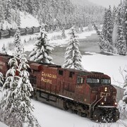 Un train d'environ 3 kilomètres du Canadien Pacifique (CP) transporte du pétrole vers l'ouest dans le parc national Banff., le dimanche 28 novembre 2021.