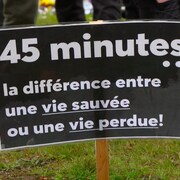 Affiche dans une manifestation devant l'hôpital de Senneterre.