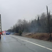Un camion contourne une voiture de la Sûreté du Québec près du lieu d'un accident sur la route 117.
