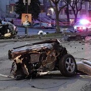 Une auto sectionnée en deux parties dans une rue de Montréal.