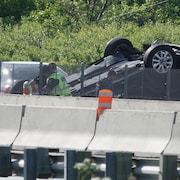 Une voiture qui a capoté le 30 mai 2025 sur l'autoroute 20 ouest.