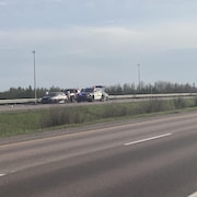 Des véhicules accidentés sur une autoroute. 