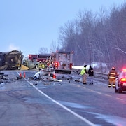 Une scène d'accident avec des véhicules d'urgence.