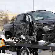 Une camionnette accidentée après une collision sur l'autoroute 40, à Montréal.