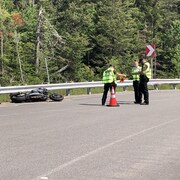 Une motocyclette renversée sur la chaussée.