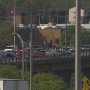 De nombreuses voitures et des véhicules d'urgence sur un pont.