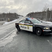 Une voiture de la Sûreté du Québec bloque une partie de la route 101.