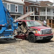 Une scène d'accident entre un camion de poubelles et une camionnette.
