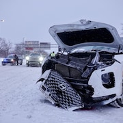 Un véhicule accidenté en plein milieu de la rue.