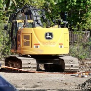 Une pelle mécanique sur un terrain en construction.
