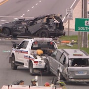 Les policiers remorquent les deux véhicules impliqués dans la collision.